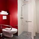 Salle de bain personnes à mobilité réduite Hôtel Median Paris Congrès