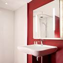 Salle de bain personnes à mobilité réduite Hôtel Median Paris Congrès